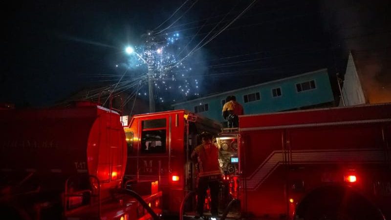 Incendio consume vivienda en la colonia Independencia