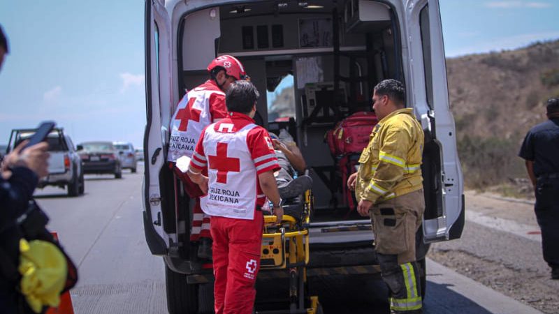 Conductor sobrevive a aparatosa volcadura en bulevar 2000