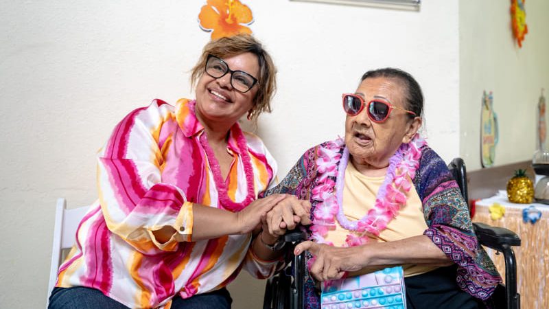 Abuelitos de la estancia Los Años de Oro disfrutaron el Día del Abuelo al estilo hawaiano