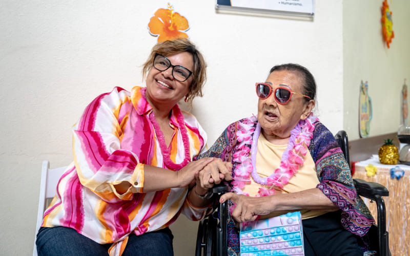 Abuelitos de la estancia Los Años de Oro disfrutaron el Día del Abuelo al estilo hawaiano