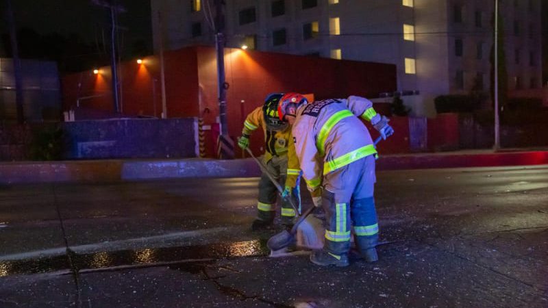 Joven vuelca su auto y huye tras accidente en el Agua Caliente