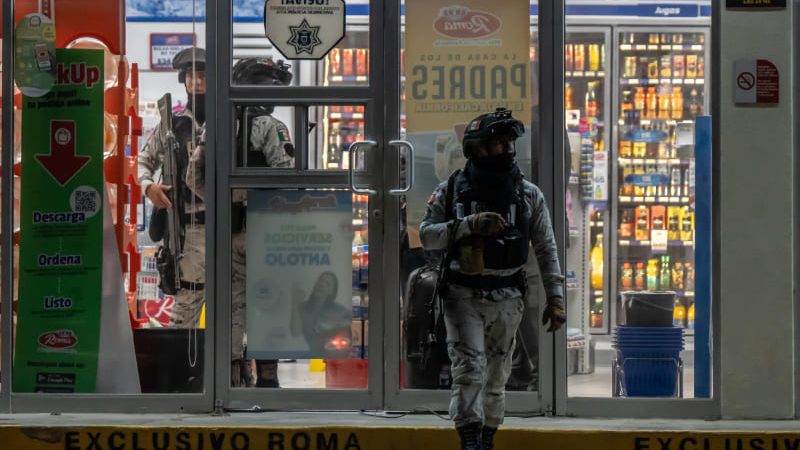 Roban cerveza de Farmacia Roma y disparan a empleado