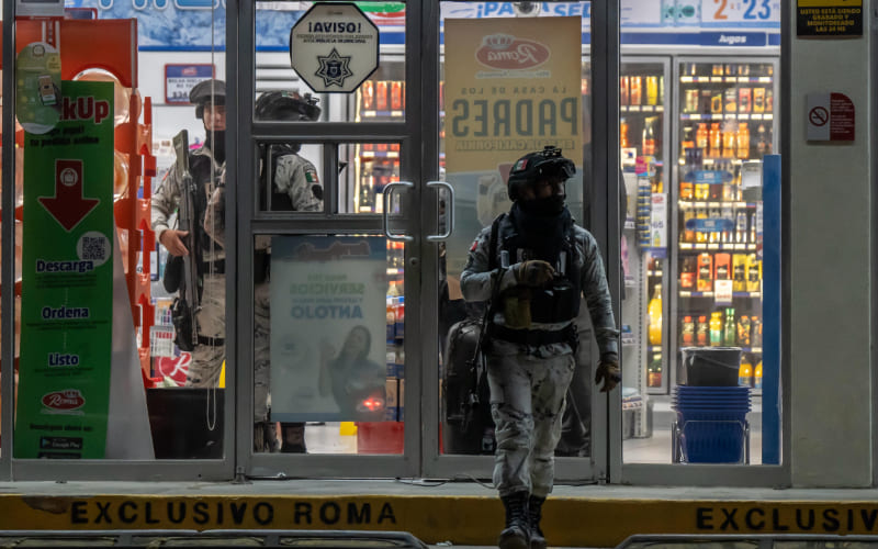 Roban cerveza de Farmacia Roma y disparan a empleado