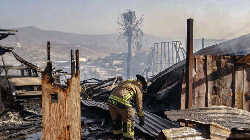 Fuerte incendio consume cuatro viviendas en la colonia Terrazas del Valle