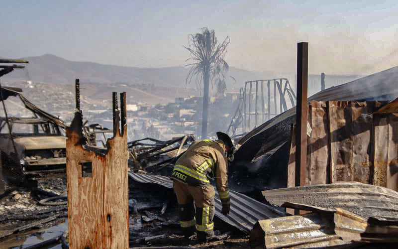 Fuerte incendio consume cuatro viviendas en la colonia Terrazas del Valle