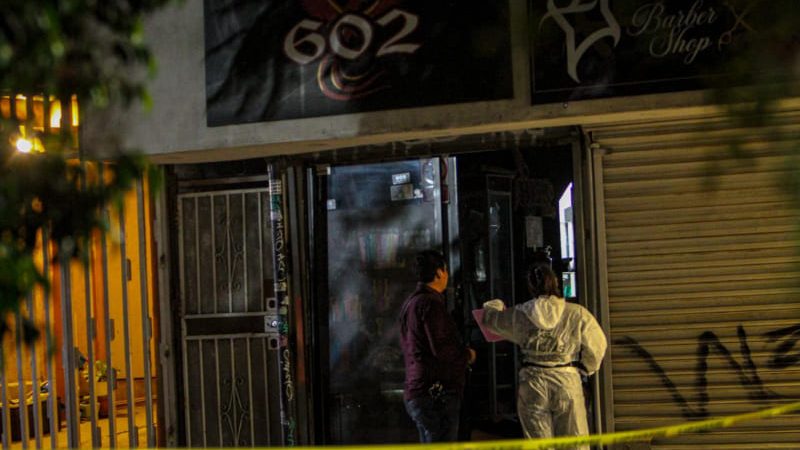 Hombre muere y otro resulta herido en ataque armado en Smoke Shop de la colonia El Dorado