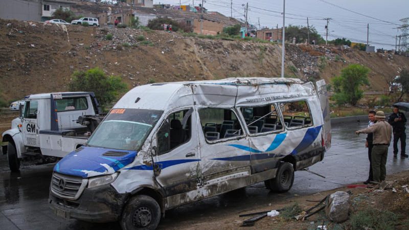 Transporte público se vuelca sobre el bulevar 2000