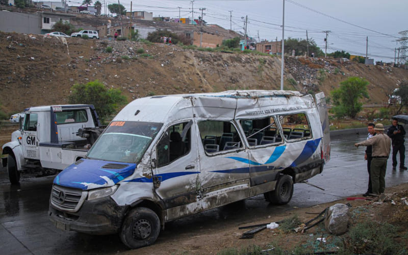 Transporte público se vuelca sobre el bulevar 2000