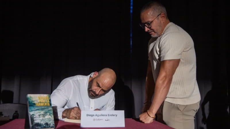Presentan la novela, «Cuando Pase la Tormenta», una historia de amor real