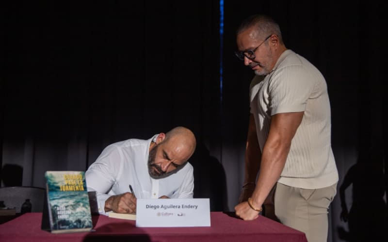 Presentan la novela, «Cuando Pase la Tormenta», una historia de amor real