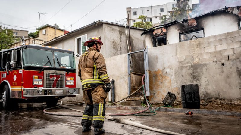 Incendio consume vivienda en colonia Xicoténcatl Leyva; una persona resulta lesionada