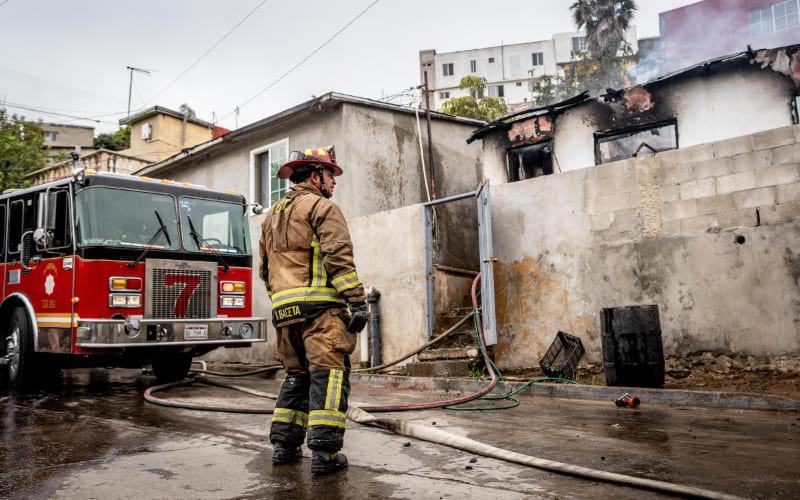 Incendio consume vivienda en colonia Xicoténcatl Leyva; una persona resulta lesionada