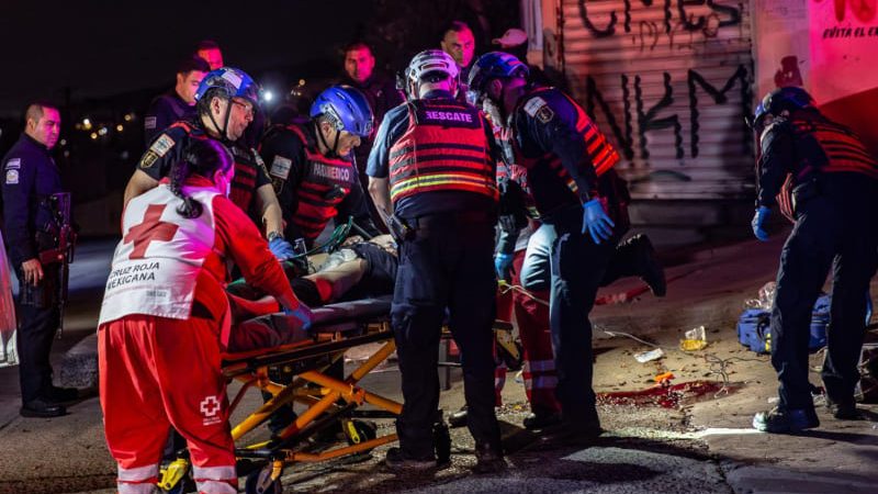 Atacan a balazos a hombre y le dejan cartulina con amenazas