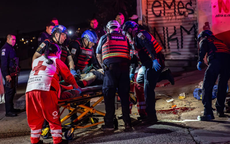 Atacan a balazos a hombre y le dejan cartulina con amenazas