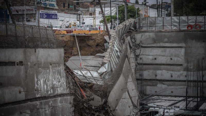 Mega socavón provoca fuga de gas y evacuaciones en Zona Centro de Tijuana