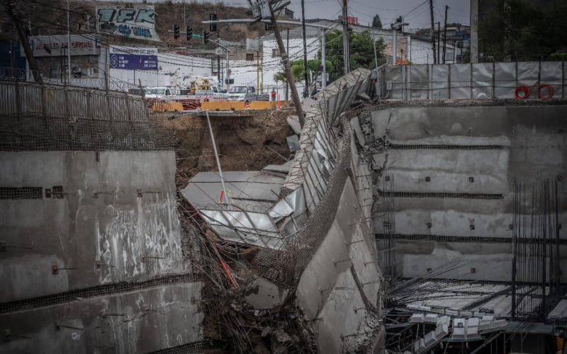 Mega socavón provoca fuga de gas y evacuaciones en Zona Centro de Tijuana