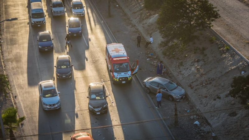 Choque en la vía rápida poniente provoca fuerte congestionamiento