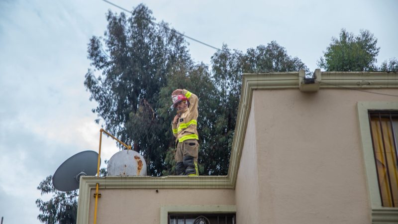 Bomberos rescatan hombre que recibió descarga eléctrica en la colonia Lomas del Río