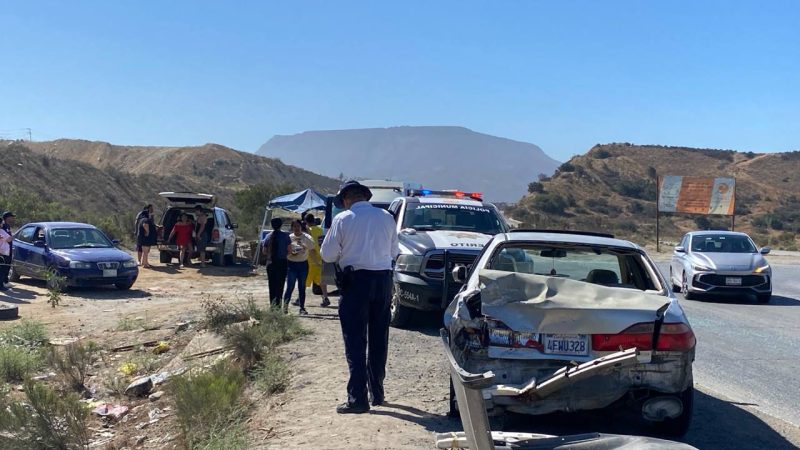 Vehículo con casa rodante cae a barranco tras choque sobre el bulevar 2000