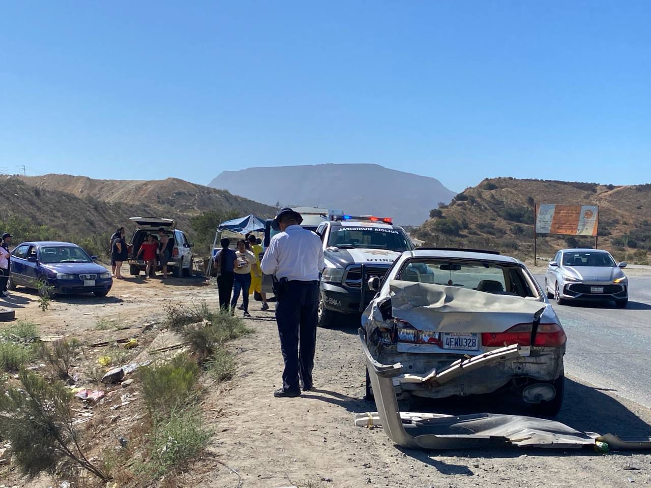 Vehículo con casa rodante cae a barranco tras choque sobre el bulevar 2000