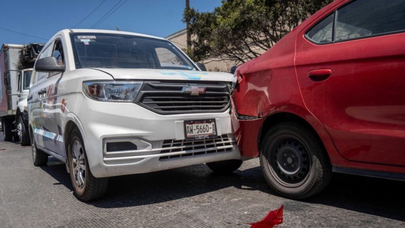 Sujeto con arma punzo cortante amenaza a conductor de camión y provoca choque en la Zona Centro