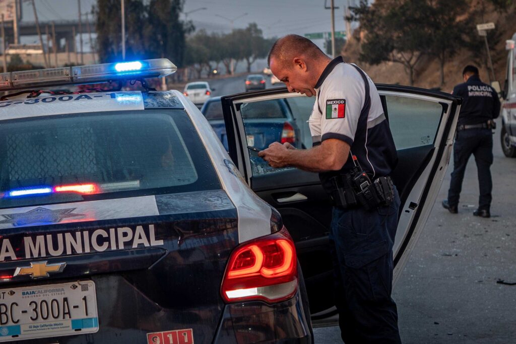 Conductor realiza vuelta prohibida y provoca accidente en el bulevar Cuauhtémoc Sur