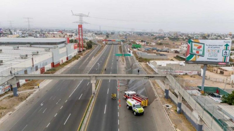 Volcadura de pipa con gasolina provoca cierre vial y evacuación preventiva en Rosarito