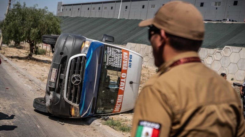 Transporte público de la ruta azul y blanco termina volcado en el bulevar 2000