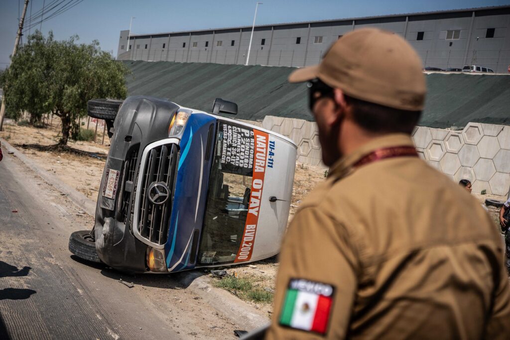 Transporte público de la ruta azul y blanco termina volcado en el bulevar 2000