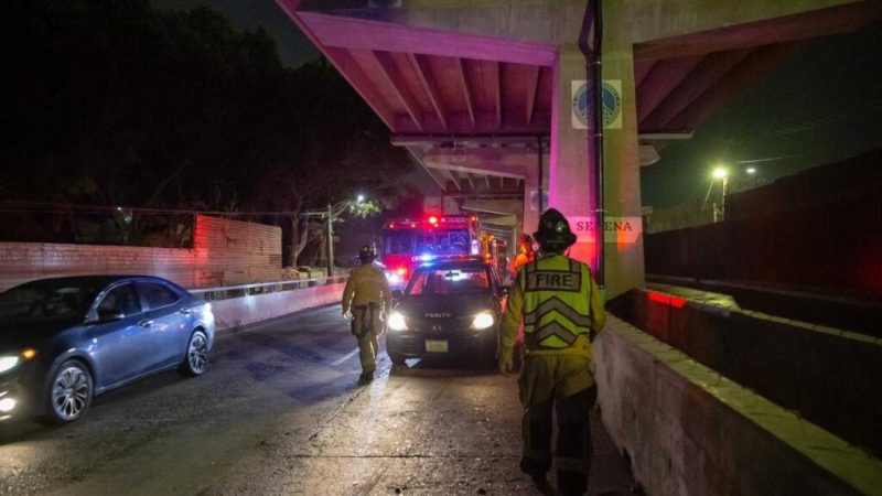 Conductor abandona su vehículo tras volcarse sobre la Avenida Internacional