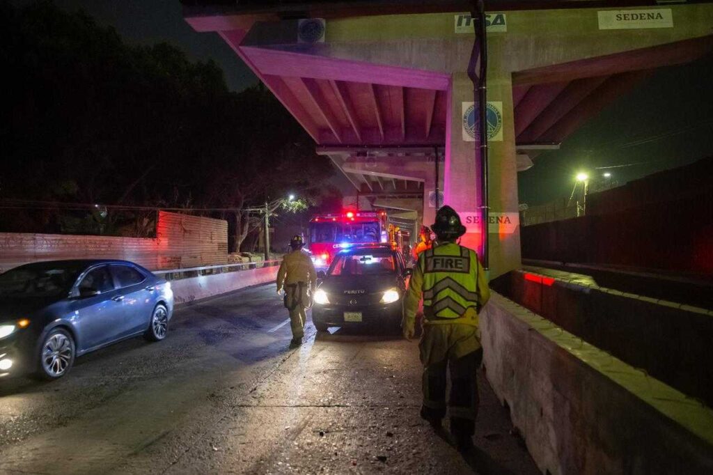 Conductor abandona su vehículo tras volcarse sobre la Avenida Internacional