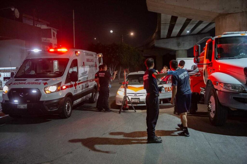 Taxista pide ayuda en estación de bomberos por síntomas de infarto