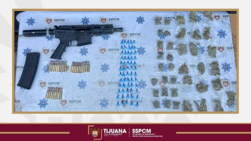 Asegura Policía Municipal de Tijuana a tres personas con arma de fuego y droga en la colonia Las Cumbres