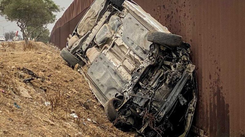 Conductora termina volcada en el muro fronterizo sobre bulevar Aeropuerto