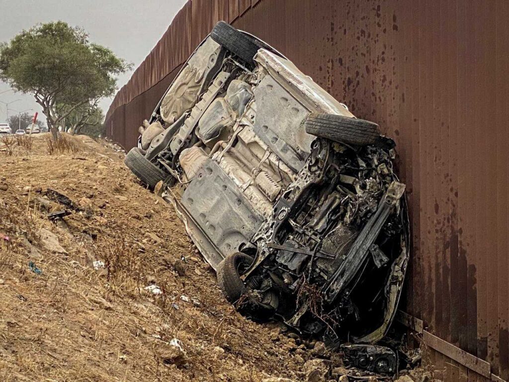Conductora termina volcada en el muro fronterizo sobre bulevar Aeropuerto