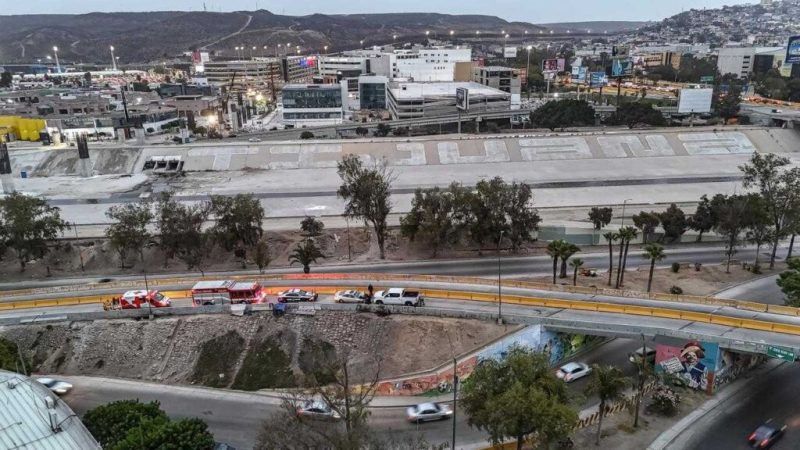 Escolta choca contra auto al conducir en sentido contrario
