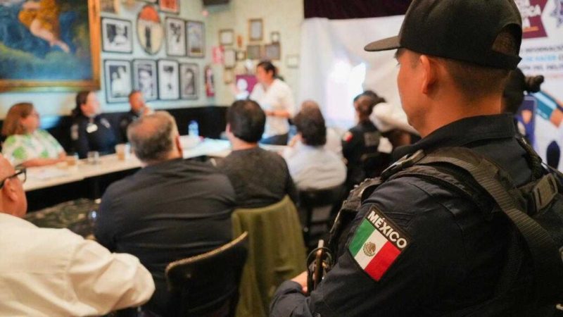Imparte SSPCM plática preventiva a comerciantes de la Avenida Revolución sobre delitos cibernéticos