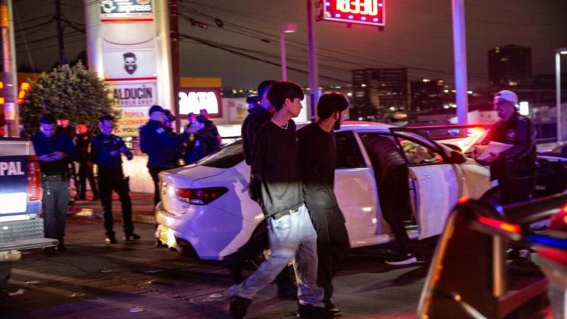 Menores y una joven asaltan a conductor de uber; responsables se chocan tras ser perseguidos