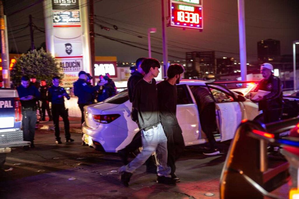 Menores y una joven asaltan a conductor de uber; responsables se chocan tras ser perseguidos