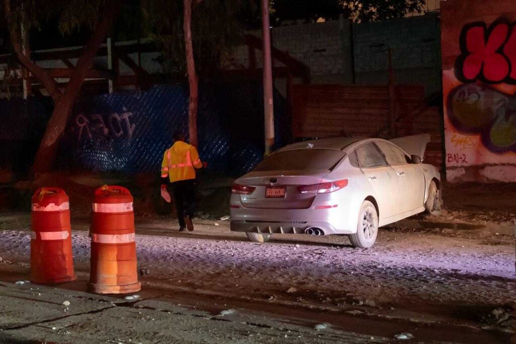 Fuerte choque en bulevar Padre Kino; responsable se da a la fuga y una mujer resulta lesionada
