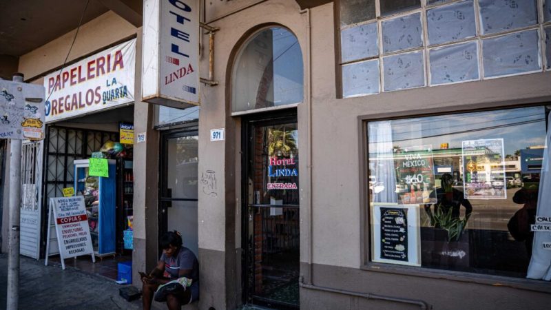 Hombre de la tercera edad con discapacidad visual es abandonado en hotel de la Zona Centro