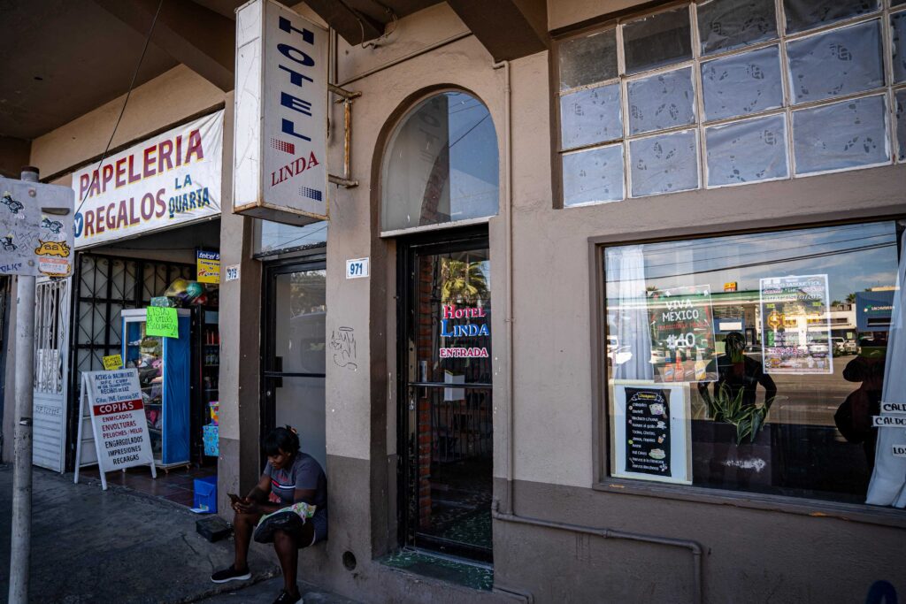 Hombre de la tercera edad con discapacidad visual es abandonado en hotel de la Zona Centro
