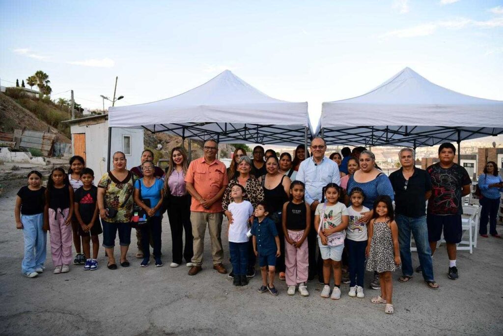 Atiende CESPT a familias de la colonia las huertas