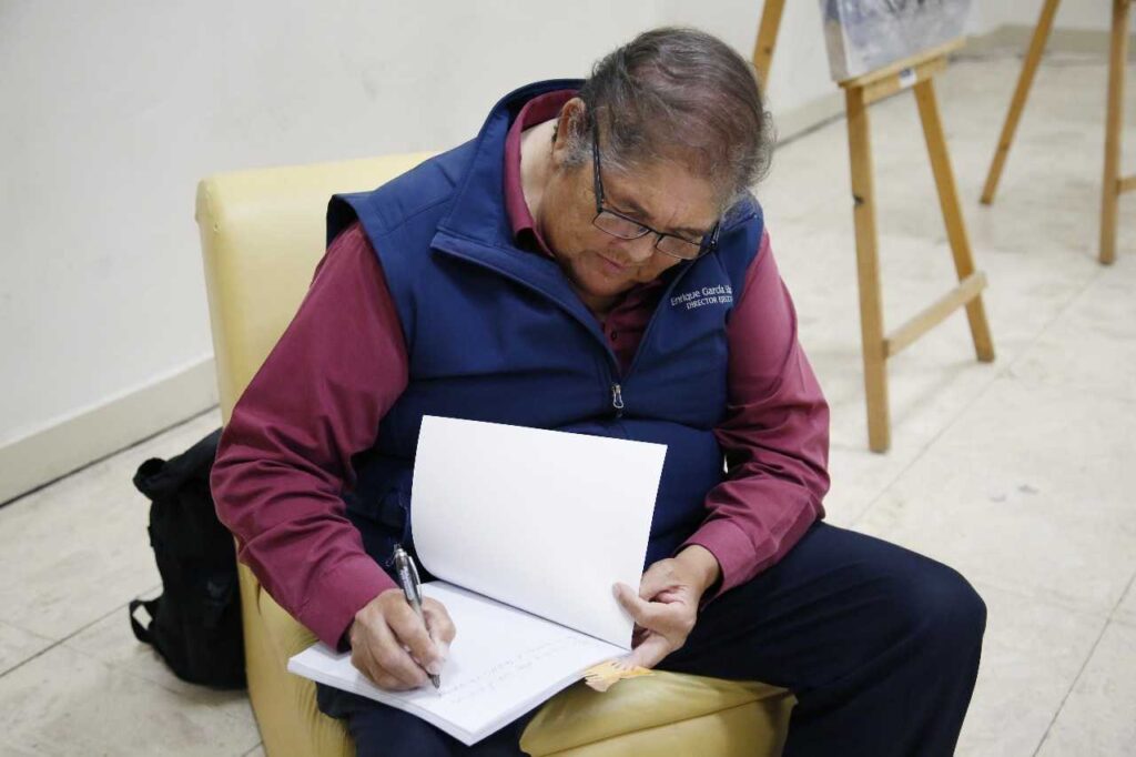 «Yumanos: 7, 500 años de arte rupestre» de Enrique Garcia es presentado en la biblioteca pública central estatal
