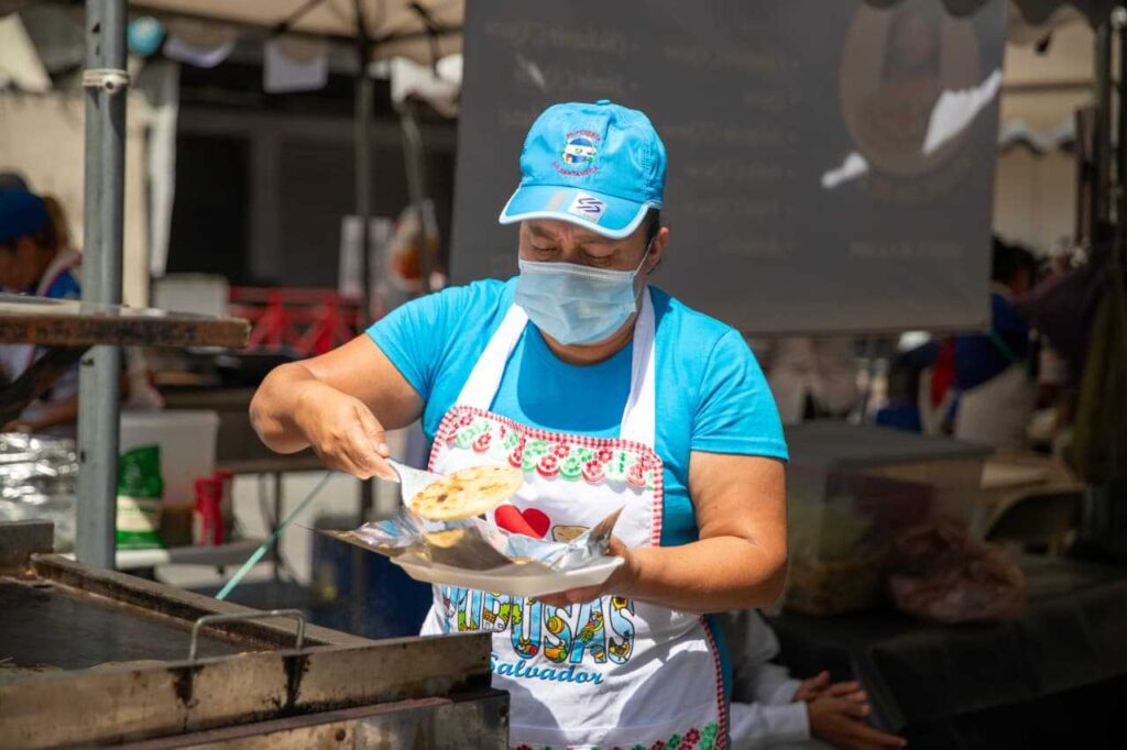Emprendedores salvadoreños expone su gastronomía y cultura en la Avenida Revolución