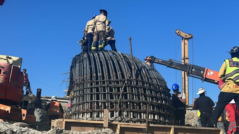 Rescata cuerpo de Bomberos de Tijuana a dos personas tras accidente en construcción de torre de viaducto elevado