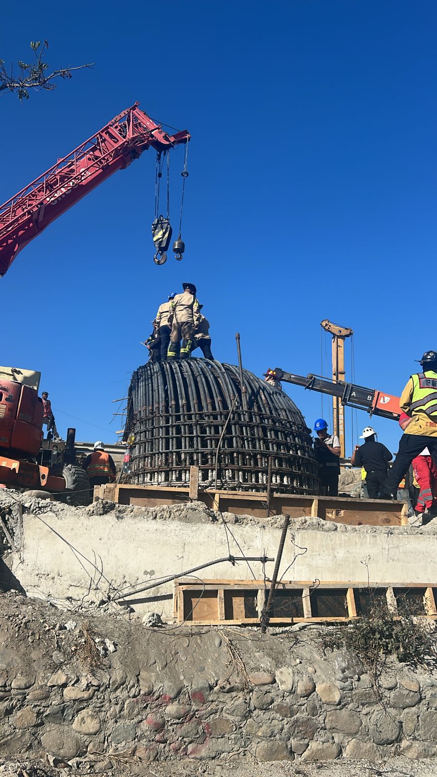 Rescata cuerpo de Bomberos de Tijuana a dos personas tras accidente en construcción de torre de viaducto elevado