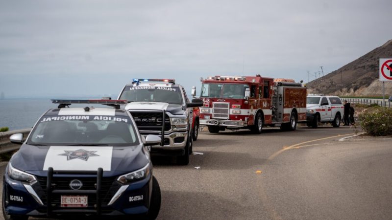 Rescatan a pescador que cayó de un acantilado al mar