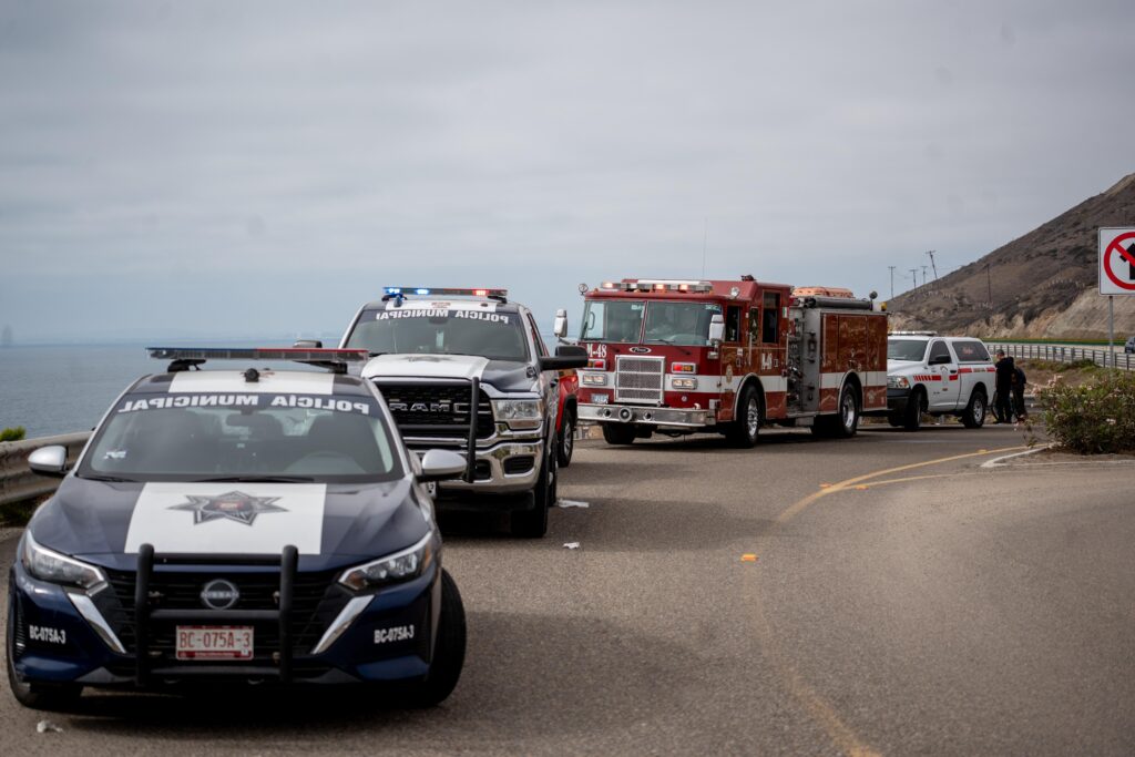 Rescatan a pescador que cayó de un acantilado al mar