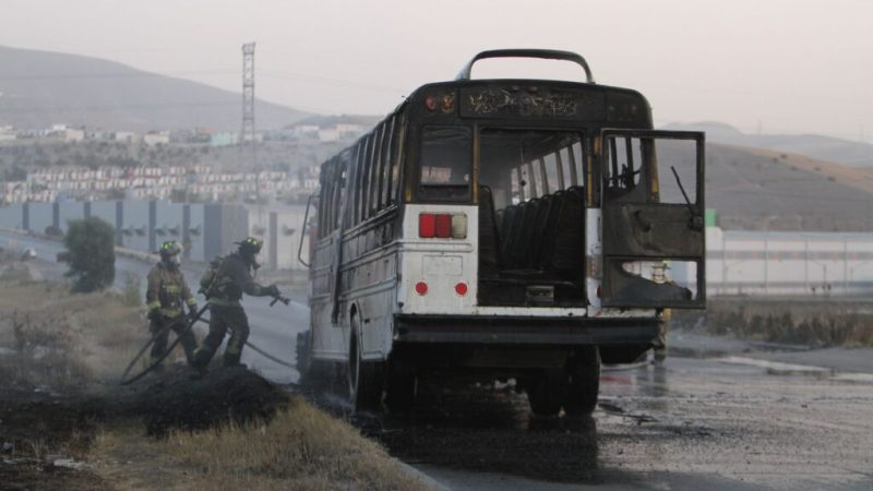 Autobús de transporte de personal se incendia en bulevar 2000; no hubo heridos